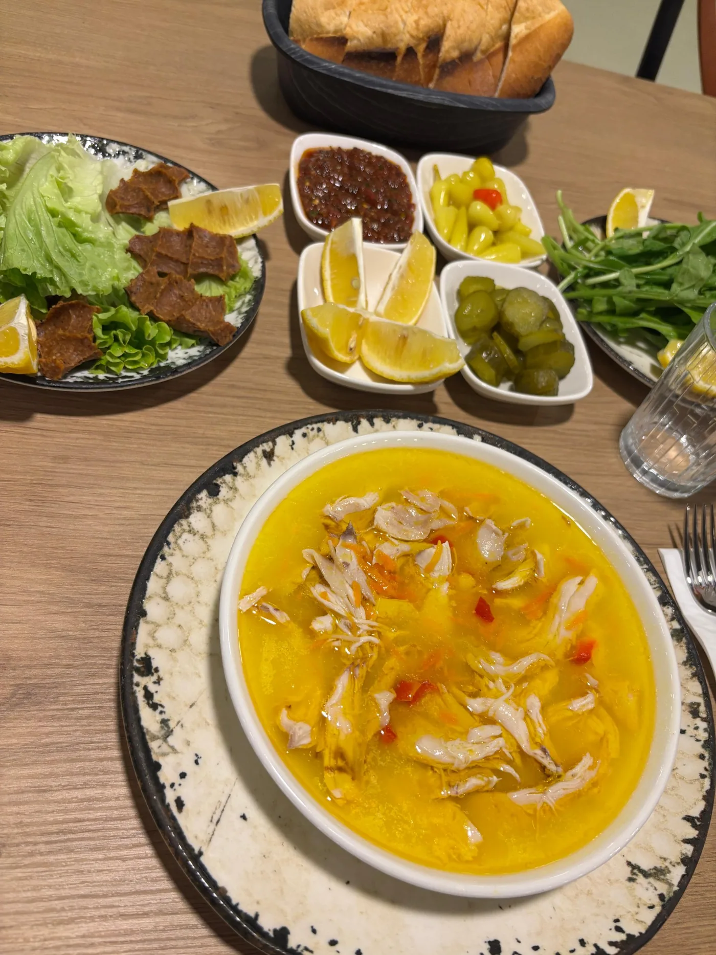 Tavuk suyu çorbası ve servis